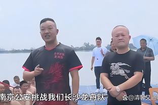 维尼修斯与巴萨球迷合影，听到其为巴萨加油&侮辱皇马后转身就走